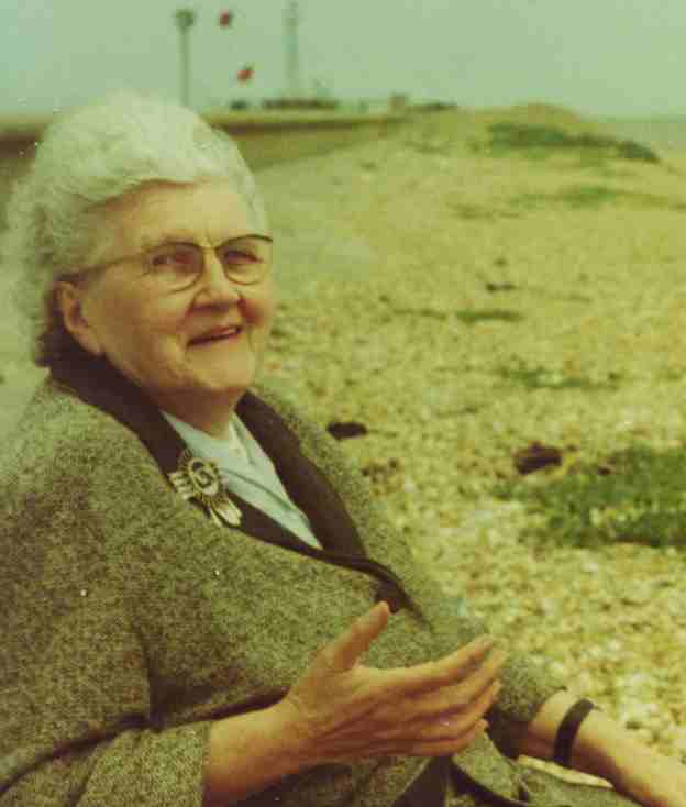 photo indiv - joan mary hope traill heddle 1904-1989 - taken 1978 in sussex.jpg