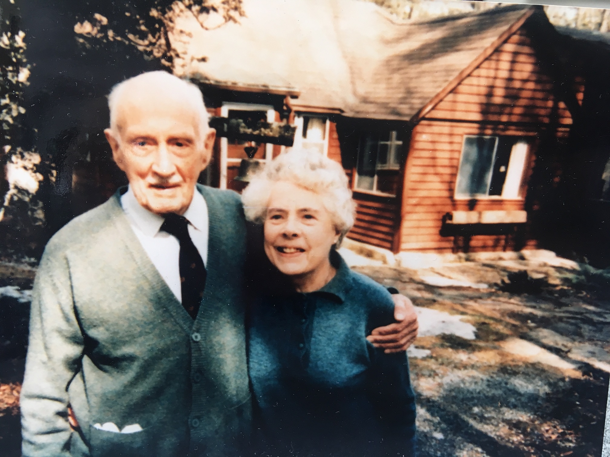 photo group - eric and muriel scott at their king house circ a 1980.JPG